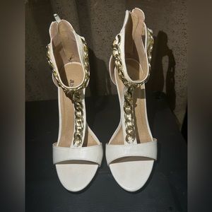 They are brand new, no tags, hasn’t been used, great condition